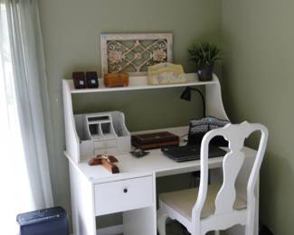Very nice compact small desk