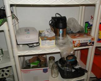 Various kitchen gadgets 