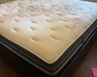 King platform bed with Beautyrest Black mattress and Box Springs $ 450.00