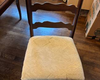 Pennsylvania House Dinning Table, 2 leafs, table pad. 60”-91”L 40”w 29.5”t
$350.00