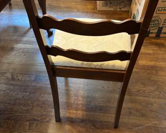 Pennsylvania House Dinning Table, 2 leafs, table pad. 60”-91”L 40”w 29.5”t
$350.00