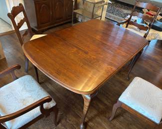 Pennsylvania House Dinning Table, 2 leafs, table pad. 60”-91”L 40”w 29.5”t
$350.00