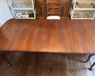 Pennsylvania House Dinning Table, 2 leafs, table pad. 60”-91”L 40”w 29.5”t
$350.00