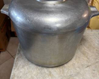 Magnetite 12 quart pot w lid $175.00