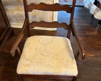 Pennsylvania House Dinning Table, 2 leafs, table pad. 60”-91”L 40”w 29.5”t
$350.00