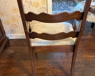 Pennsylvania House Dinning Table, 2 leafs, table pad. 60”-91”L 40”w 29.5”t
$350.00