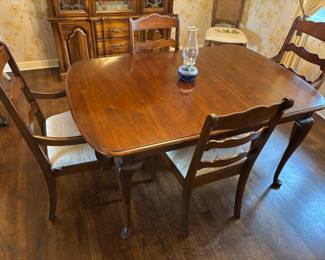 Pennsylvania House Dinning Table, 2 leafs, table pad. 60”-91”L 40”w 29.5”t
$350.00