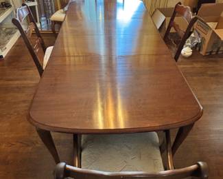 Pennsylvania House Dinning Table, 2 leafs, table pad. 60”-91”L 40”w 29.5”t
$350.00