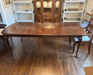 Pennsylvania House Dinning Table, 2 leafs, table pad. 60”-91”L 40”w 29.5”t
$350.00