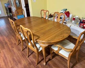 Keller Furniture Dining Room Table with 6 Chairs & 3 Leaves
66” long (without leaves), each leaf adds an additional 12”
43” across x 30” tall
Excellent condition!
Musy be able to move and load yourself