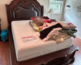 Gramercy Park Queen size Mahogany Bedframe
Overall good condition with some small scratches
**Mattress and Boxspring NOT included!**
Located upstairs- must be able to disassemble, move downstairs and load yourself.
