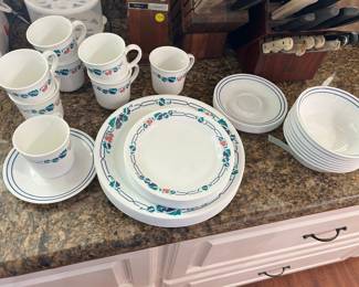 Corelle Intrigue Dinnerware Set
All pieces in great condition
Includes:
-8 Dinner Plates
-8 Small Plates
-8 Cups & Saucers
-8 Bowls