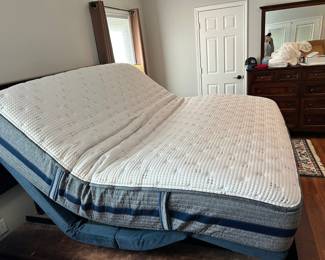 King Serta iSeries adjustable base & Hybrid Mattress
Excellent condition!
Like new!
Bedframe NOT included!
Must be able to move and load yourself