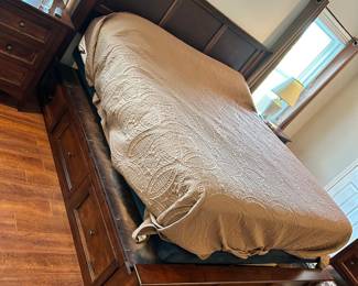 King size Bedframe with storage
Excellent condition
Like new!
**MATTRESS NOT INCLUDED!!**
Must be able to disassemble, move and load yourself.
We have the matching nightstand set, tall, dresser, and dresser with mirror for sale as well.