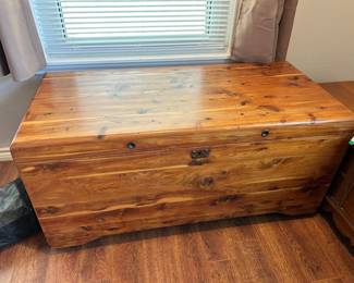 Acme Cedar Chest
Good condition.
Some small scratches on top
46” x 21” x 22” tall
Must be able to move and load yourself