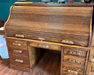 Winners Only Roll Top Desk
Excellent condition!
No key
5’ across x 3’ deep x 30” tall to desktop, 52” to very top
Must be able to move and load yourself