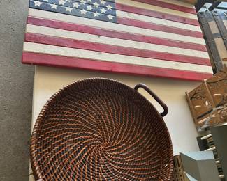 Basket centerpiece tray