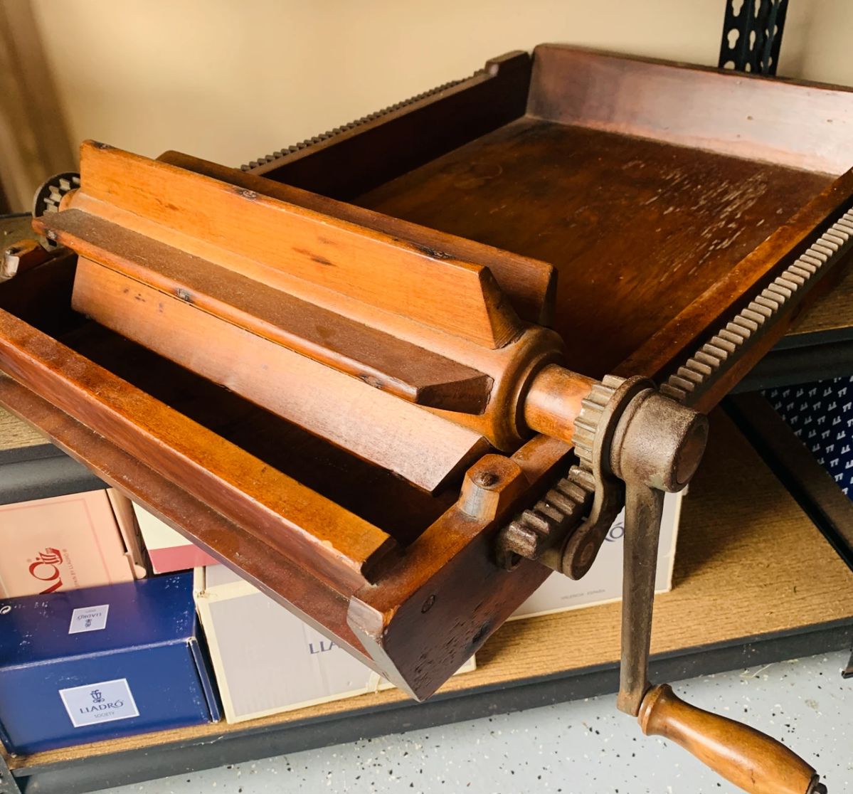 Antique Wooden Butter Worker – A beautifully preserved table-top butter worker with crank-operated paddles, used to knead, salt, and drain butter in the traditional dairy process. A rare and functional collectible.