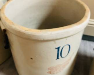 Vintage Red Wing 10-Gallon Stoneware Crock – Rustic American Heritage
This classic 10-gallon Red Wing crock showcases the bold cobalt “10” and iconic red wing emblem, symbolizing durability and timeless craftsmanship. Traditionally used for storing and fermenting foods, its neutral glaze and sturdy design make it a standout piece for rustic décor, functional storage, or creative repurposing. A must-have for collectors and farmhouse-style enthusiasts seeking a blend of utility and vintage charm.