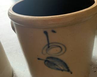 Classic 5-Gallon Red Wing Stoneware Crock – Rustic Farmhouse Appeal
This vintage salt-glazed crock features a bold cobalt blue leaf motif and classic beige glaze, typical of late 19th to early 20th century Red Wing craftsmanship. With its sturdy form and timeless design, it's perfect for collectors or anyone looking to add authentic country charm to their home or kitchen décor.