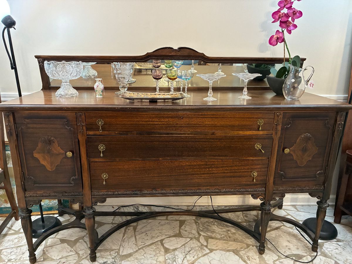 Antique buffet in great condition with mirror back, 3 drawers and side cabinets