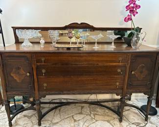 Antique buffet in great condition with mirror back, 3 drawers and side cabinets