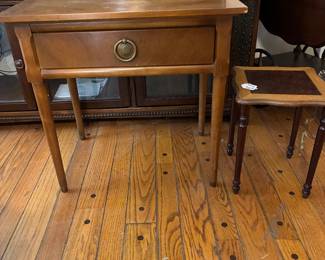Taller table/drawer American of Martinsville, plus smaller table