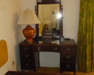 Vintage mahogany dressing table w/mirror