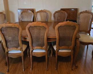 WR111Thomasville dining table