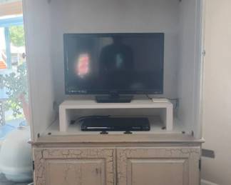 WR106Magnavox TV Entertainment Center