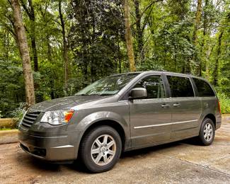 2010 Chrysler Town & Country w/ leather, navigation, and 86k miles