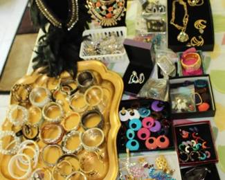 Nice Lot of Costume Jewelry Necklaces and Bracelets