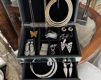 Sm. Mirrored jewelry box w/contents