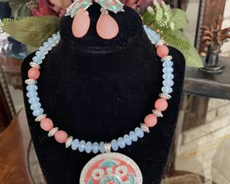Metal & plastic blue/coral necklace w/clip earrings