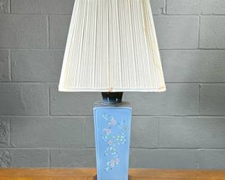 SQUARE CERAMIC FLORAL TABLE LAMP | With gilt accents - h. 30 x w. 6.25 x l. 6.25 in