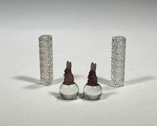 (4pc) Mini Bunnies | Two petite glass bunnies on top of a glass ball. Each bunny has a small bead on its collar that moves. Two crystal pieces, possible knife rests.
Dimensions: h. 2 x w. 1 in (Bunny)