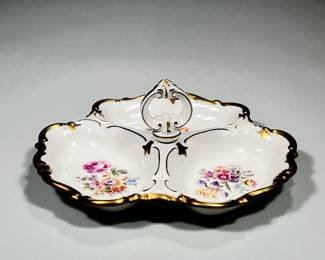 (1pc) Vintage Reichenbach Porcelain Germany Three-Section Serving Dish | Decorated with Flowers and Marked on the Base German Democratic Republic
Dimensions: h. 3.5 x w. 9 x d. 9 in