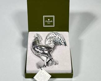 (1pc) Christofle France Silver Plated Rooster Sculpture | Pierced silver plated Christofle "Lumiere D’Argent" collection. Small sculpture with black enameled eyes. Marked Christofle France to one of the feathers. Comes with original box and label
- h. 4 x w. 4 x d. 1.75 in