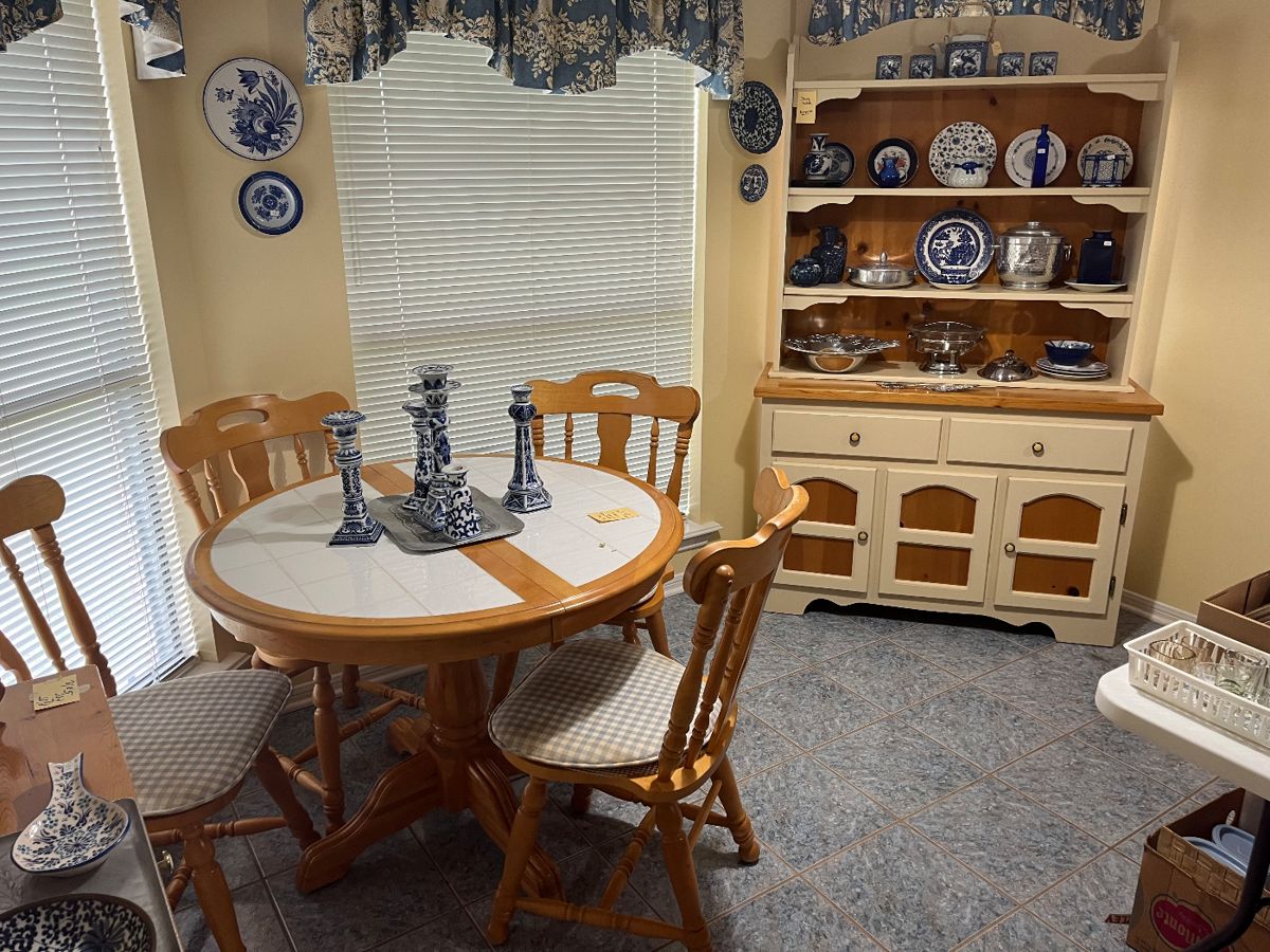 Terrific tile-top table w/ 2 leaves 4 chairs!