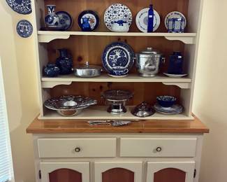 Has a matching buffet & hutch