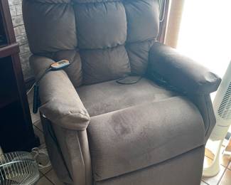 Electric lift recliner