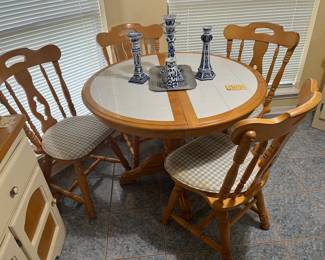 Will accommodate 6 chairs with the leaves in!