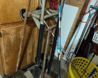 Heavy duty hand truck