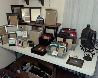 LOTS OF NICE PHOTO FRAMES