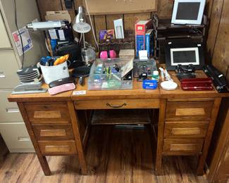STURDY OAK OFFICE DESK w/ FLIP-OVER CENTER