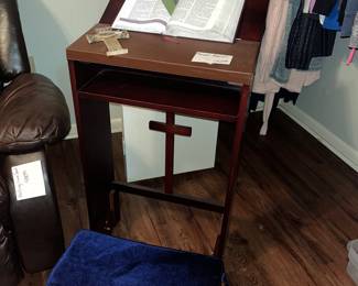 KNEELING ALTAR