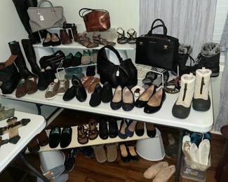 FINE SELECTION OF WOMENS PURSES, CHOES, BOOTS & ACCESSORIES!