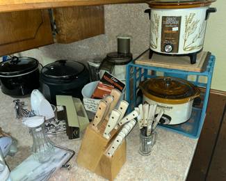 KITCHEN FULL OF SMALL APPLIANCES & KITCHENWARE