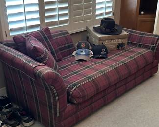 Chase / Settee