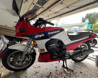 1986 Kawasaki Ninja 900cc Kawasaki(not at the sale, but is for sale with the family)